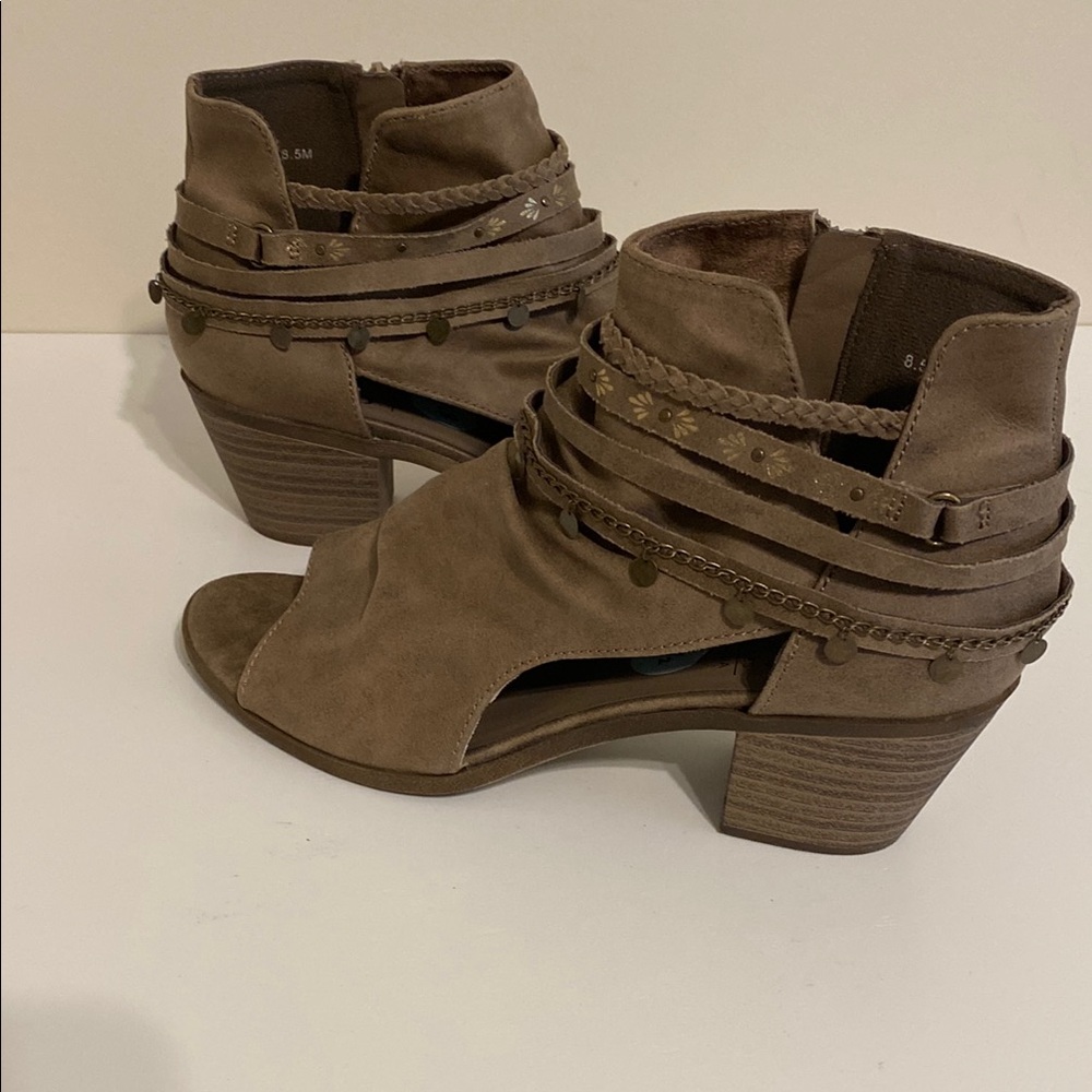 Jellypop Stylish Tan Ankle Boots peep toe heels side zip Charli NWT booties 8.5
